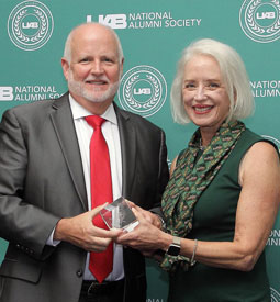 Jack Womack receives an Excellence in Business Award from the UAB National Alumni Society.